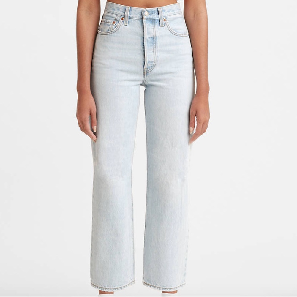 Levi’s Premium Ribcage Straight Ankle Jeans- Lightwash